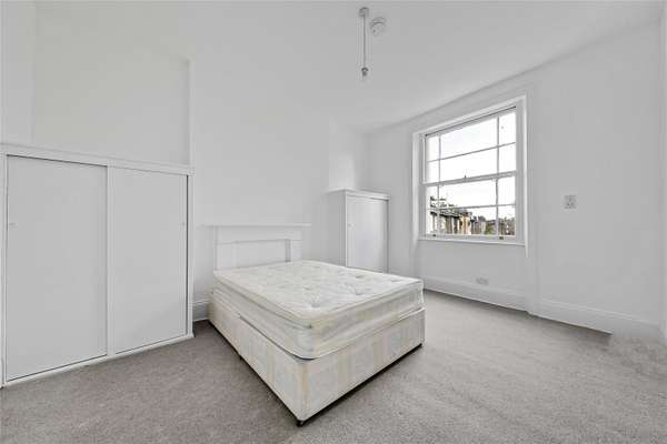 Flat College Crescent in Greater London