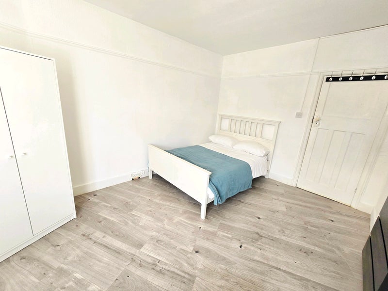 Flat Sedgwick Road in Greater London