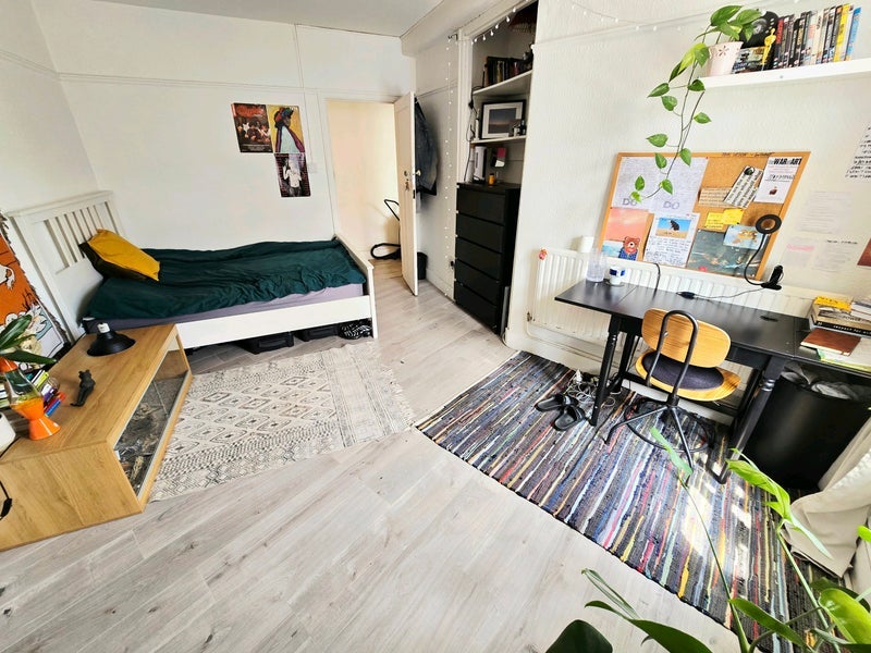 Flat Sedgwick Road in Greater London