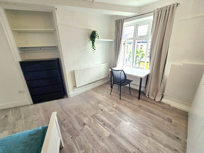 Flat Sedgwick Road in Greater London