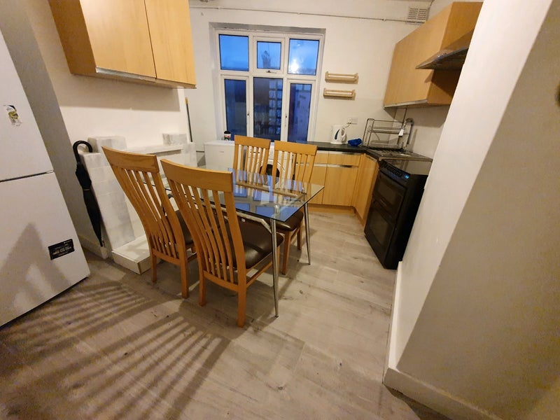 Flat Sedgwick Road in Greater London