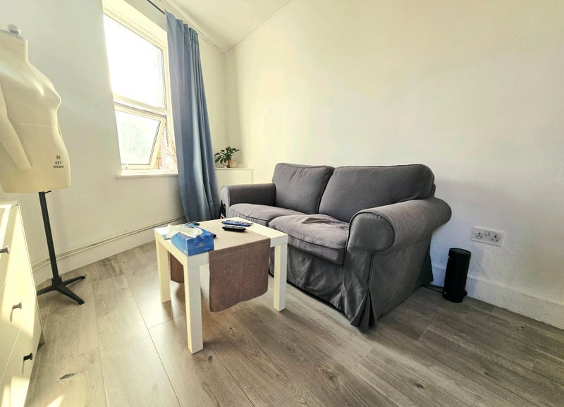Flat Sedgwick Road in Greater London