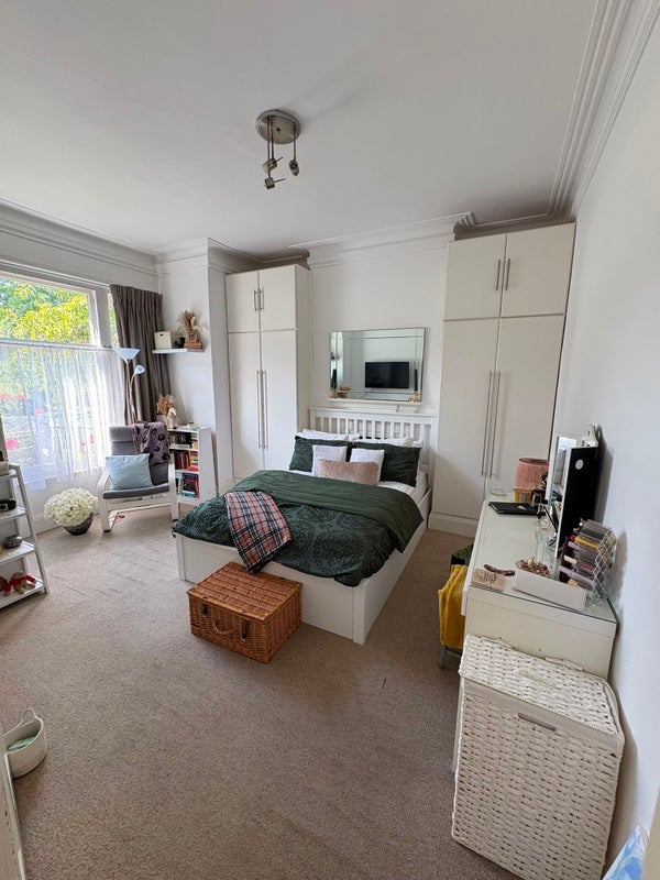 Room Emmanuel Road in Greater London
