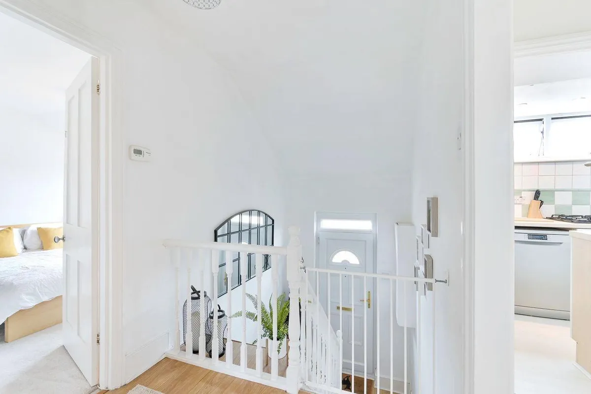 Flat Queen's Close in Greater London