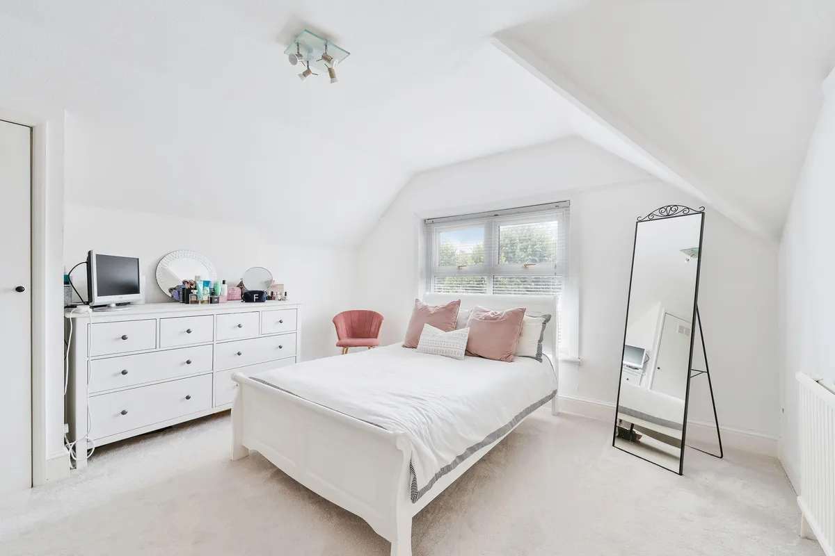 Flat Queen's Close in Greater London
