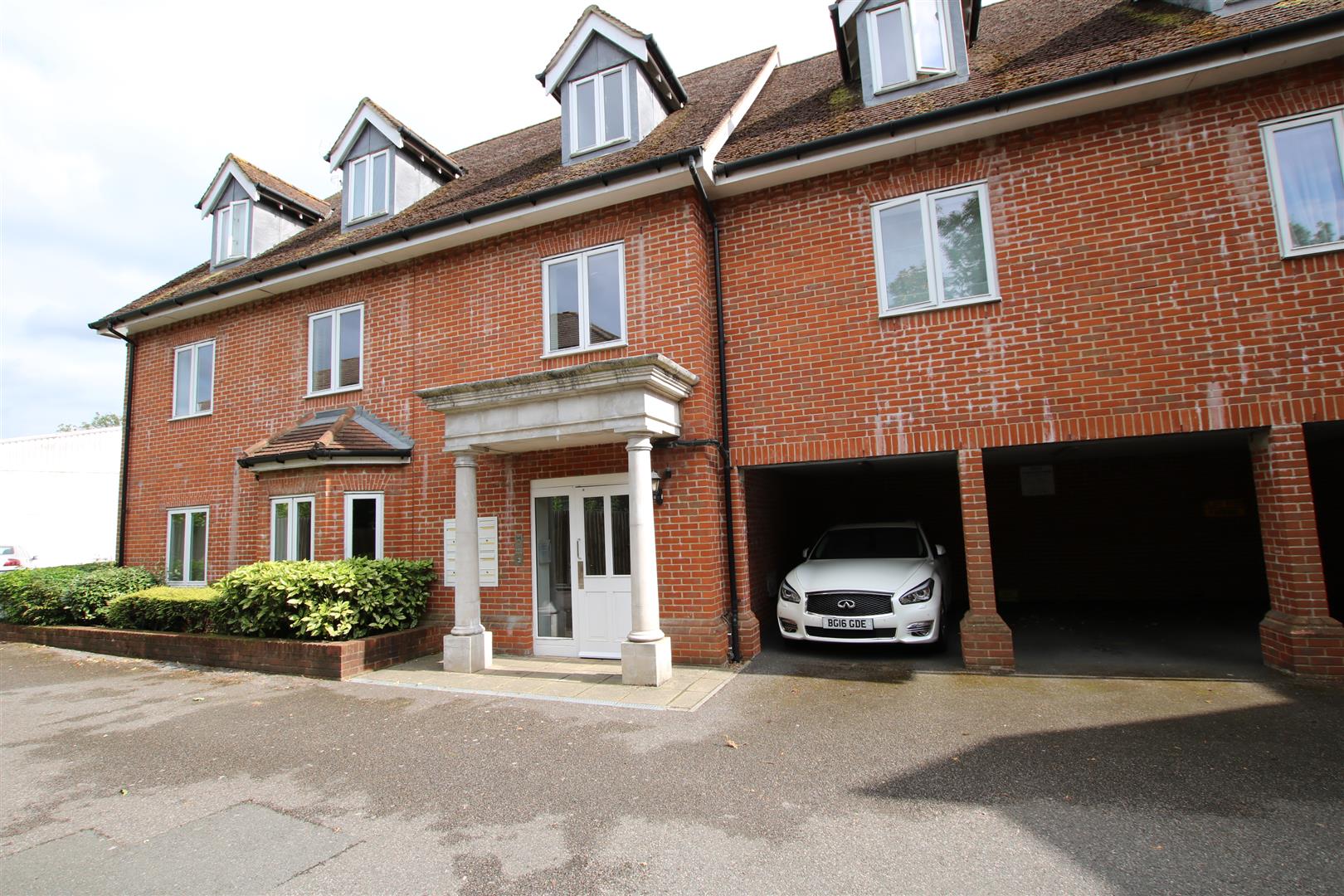 Flat Park Lane in Horsham