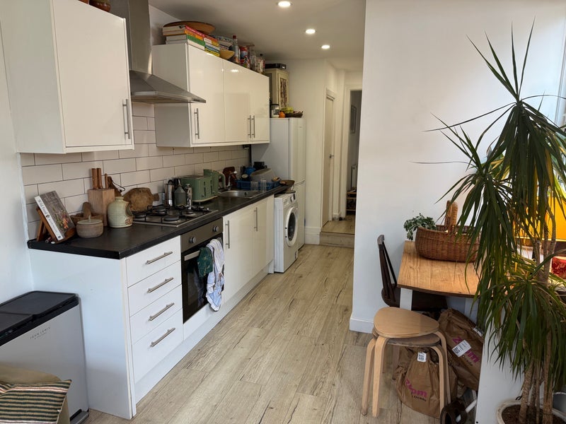 Flat Glenarm Road in Greater London