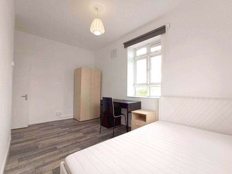 Room Australia Road in Greater London