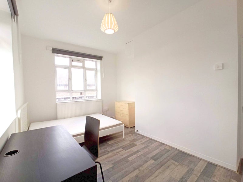 Room Australia Road in Greater London