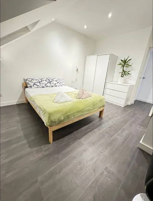 Room Woodstock Avenue in Greater London