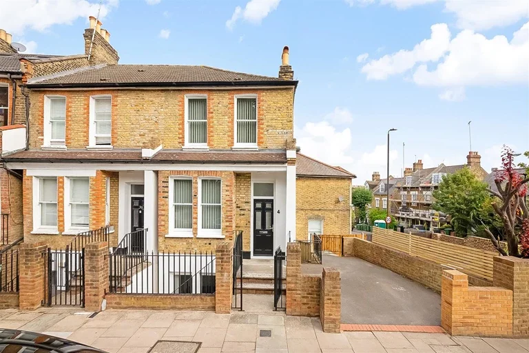 House Kirkside Road in Greater London