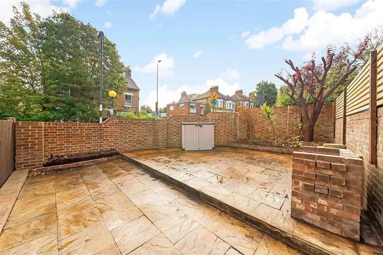 House Kirkside Road in Greater London