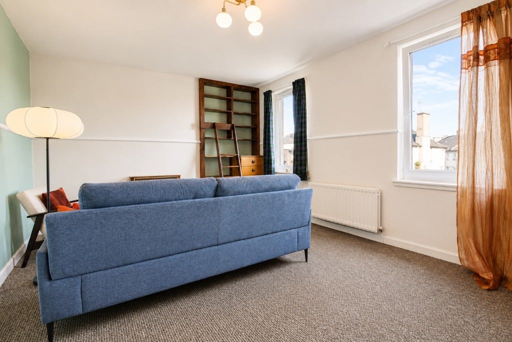 Flat Loganlea Drive in Edinburgh