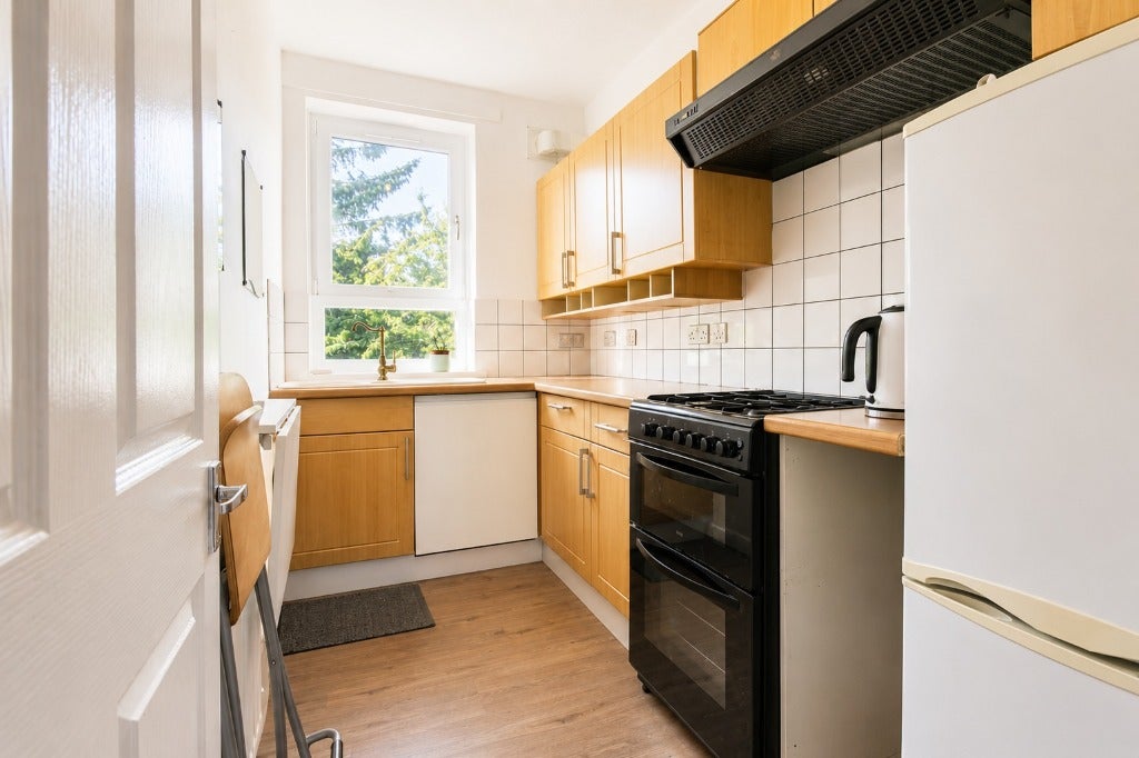 Flat Loganlea Drive in Edinburgh
