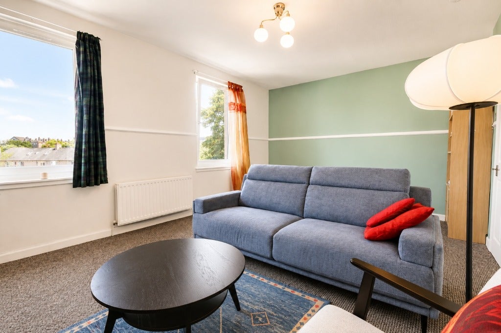 Flat Loganlea Drive in Edinburgh
