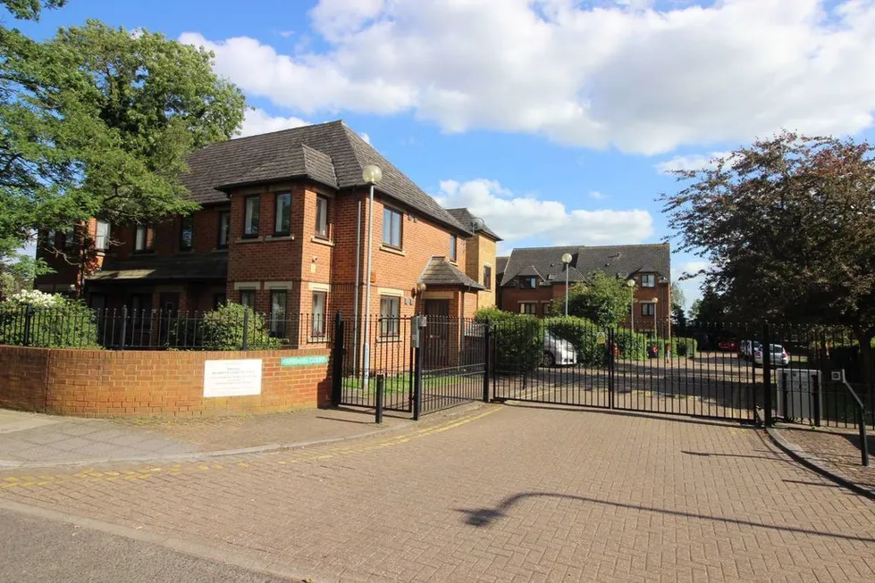 Flat Northwick Avenue in Greater London