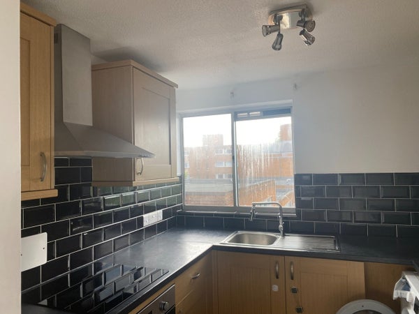 Flat Homefield Park in London Borough of Sutton