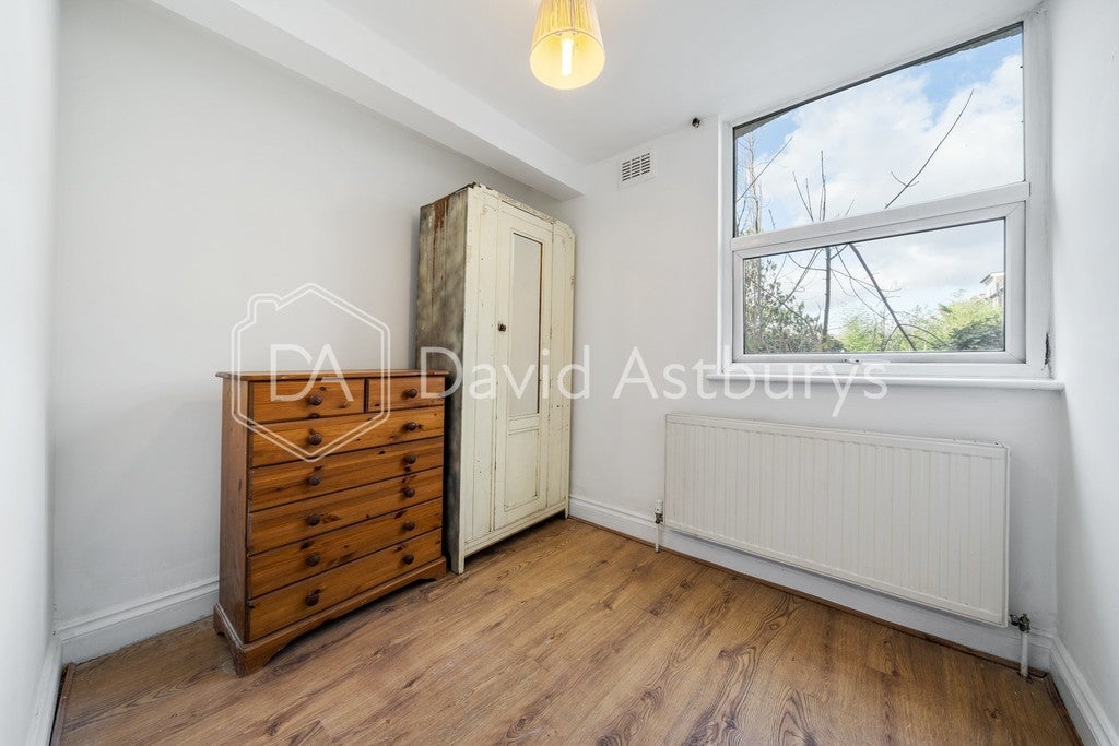 Flat Colney Hatch Lane in Greater London