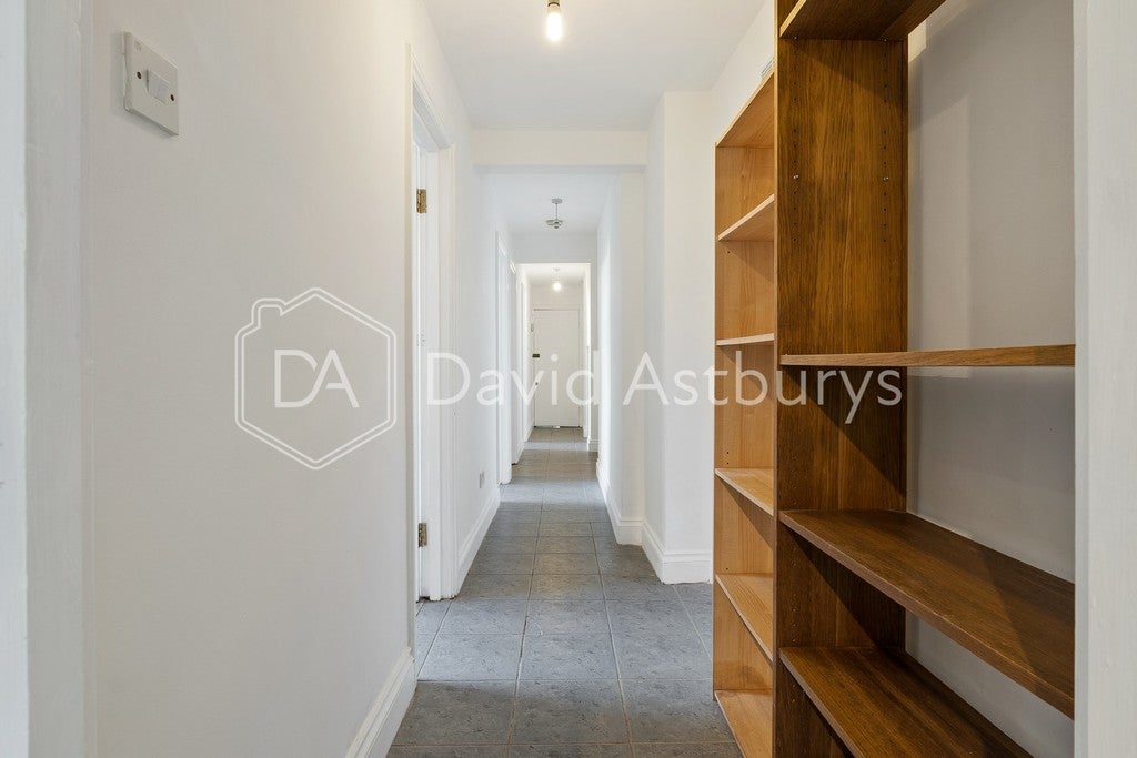 Flat Colney Hatch Lane in Greater London