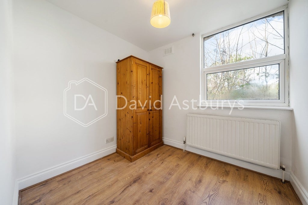 Flat Colney Hatch Lane in Greater London