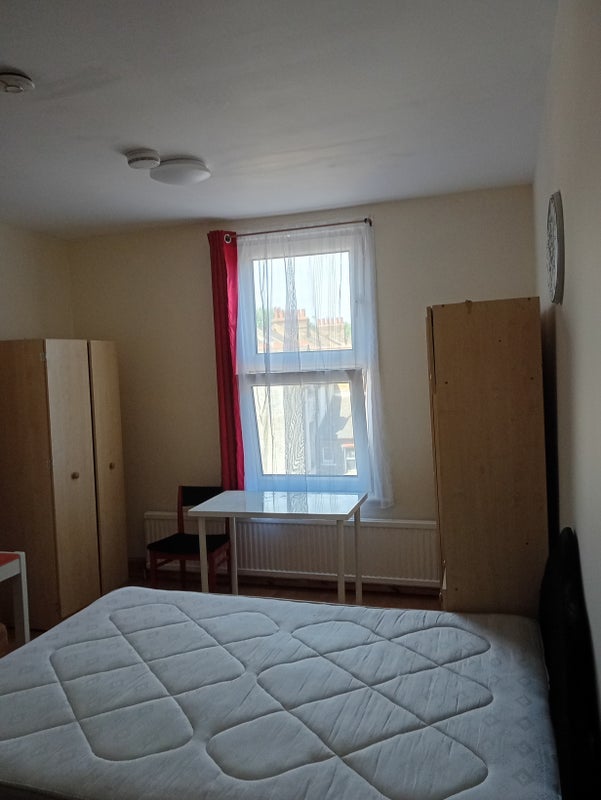 Room Chiswick High Road in Greater London