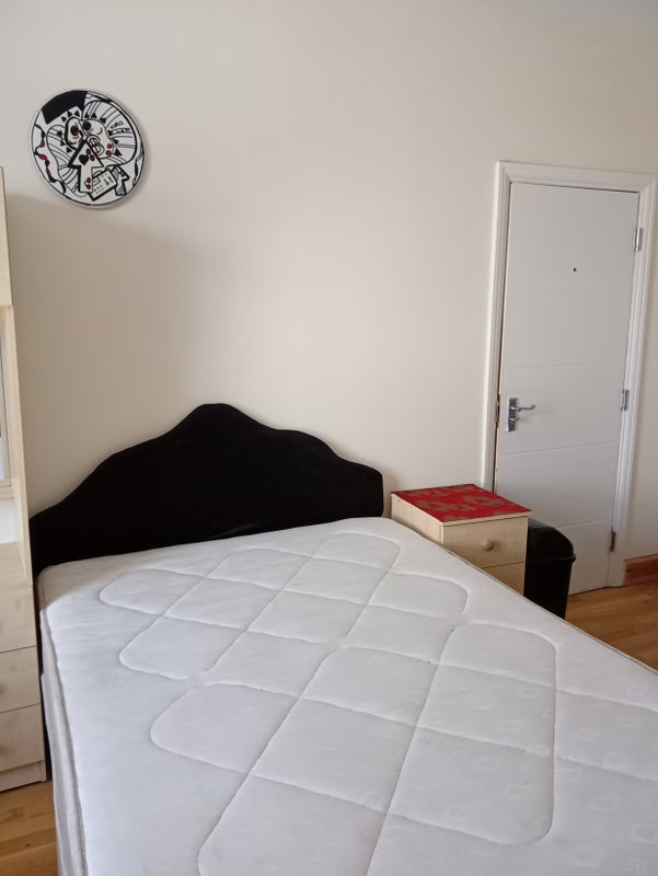 Room Chiswick High Road in Greater London