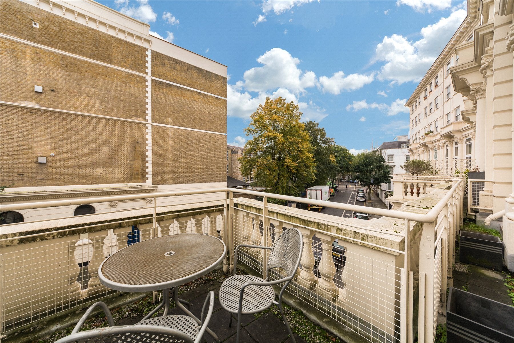 Flat Earl's Court Square in Greater London
