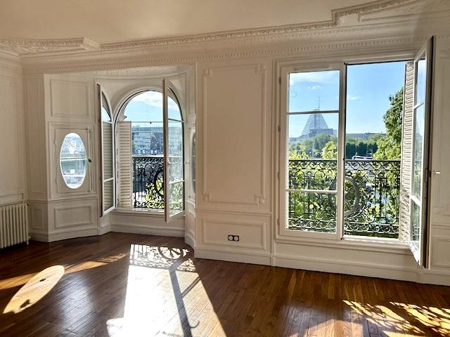 Flat Quai Louis Blériot in Paris