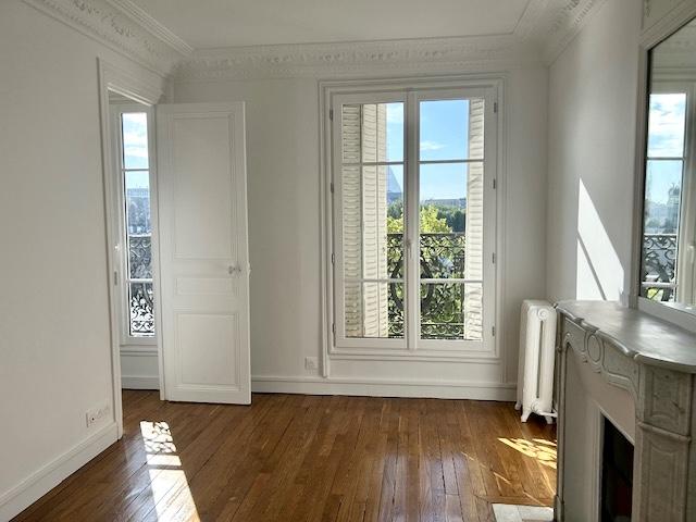 Flat Quai Louis Blériot in Paris