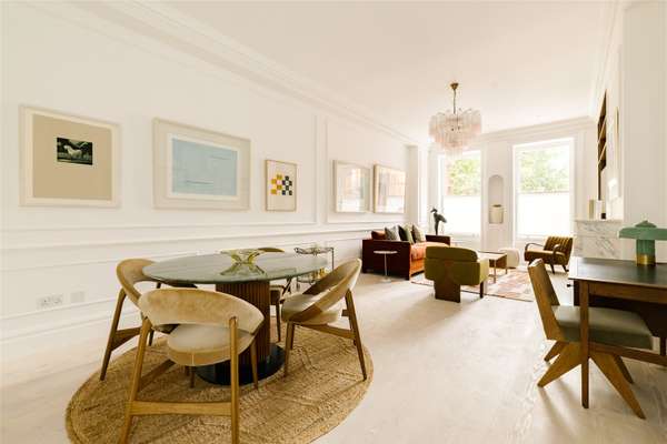 Flat Pont Street in Greater London