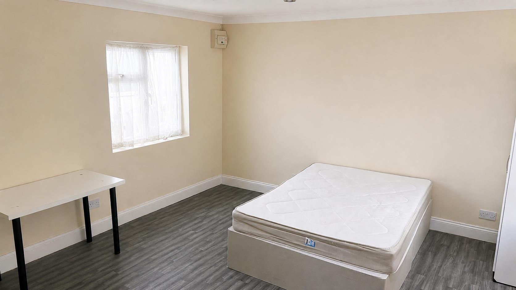 Room Whitton Road in Greater London
