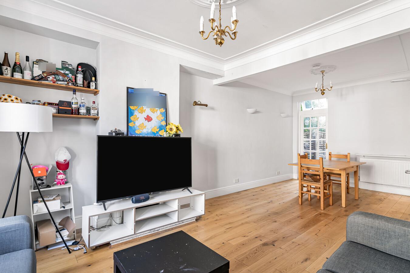 House Rowena Crescent in Greater London