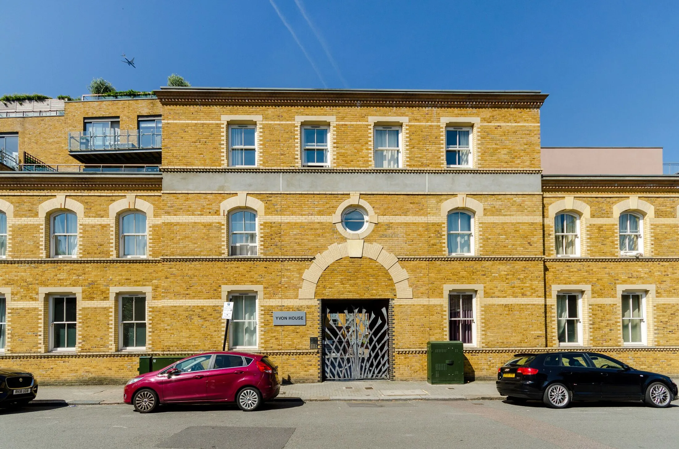 Flat Battersea Park Road in Greater London