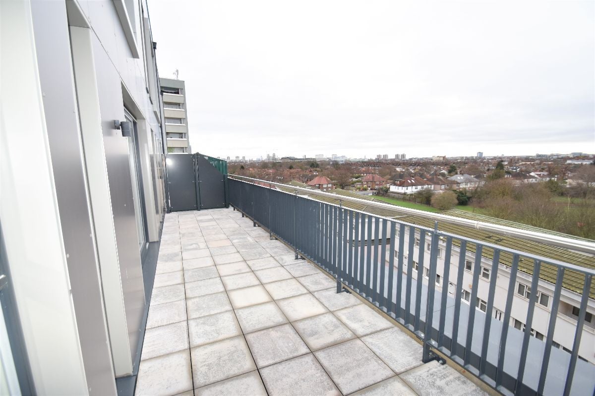 Flat Trinity Way in Greater London