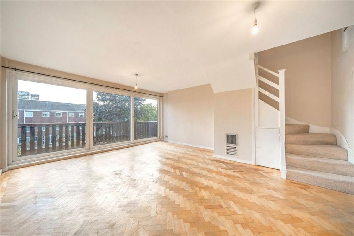 Flat Broom Close in Greater London