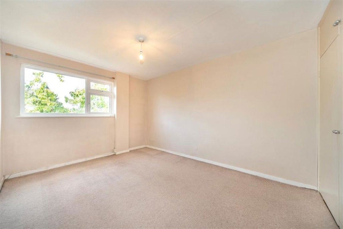 Flat Broom Close in Greater London