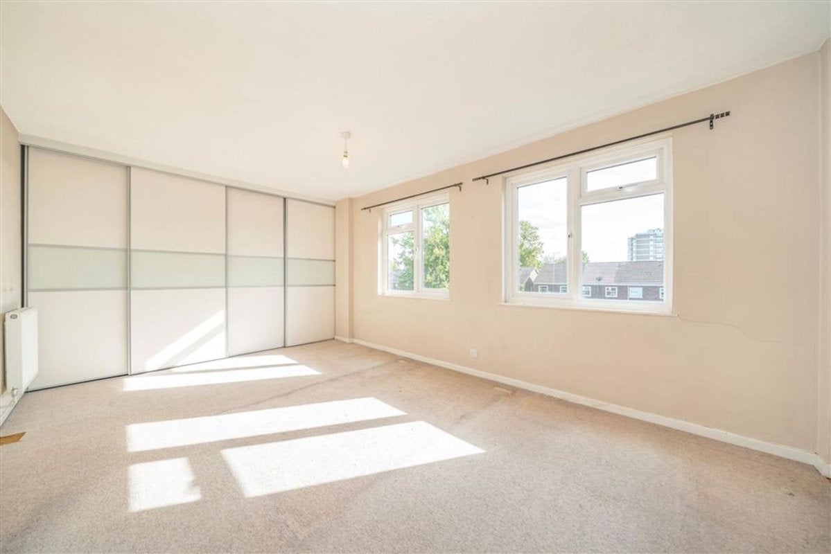 Flat Broom Close in Greater London