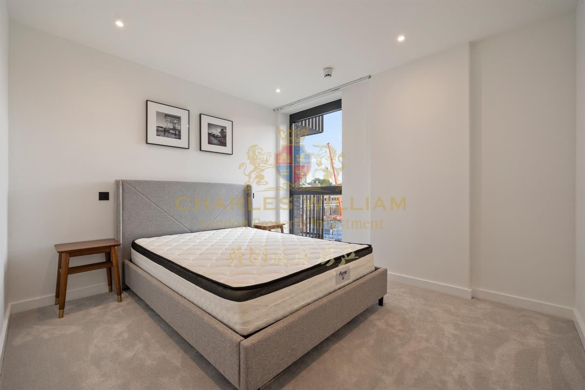 Flat Prusom Street in Greater London