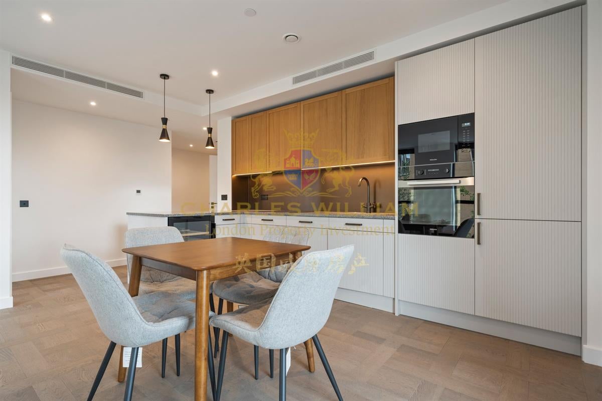 Flat Prusom Street in Greater London