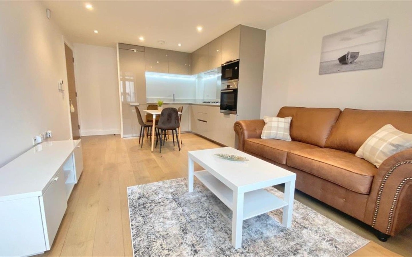 Flat Ardwick Road in Greater London