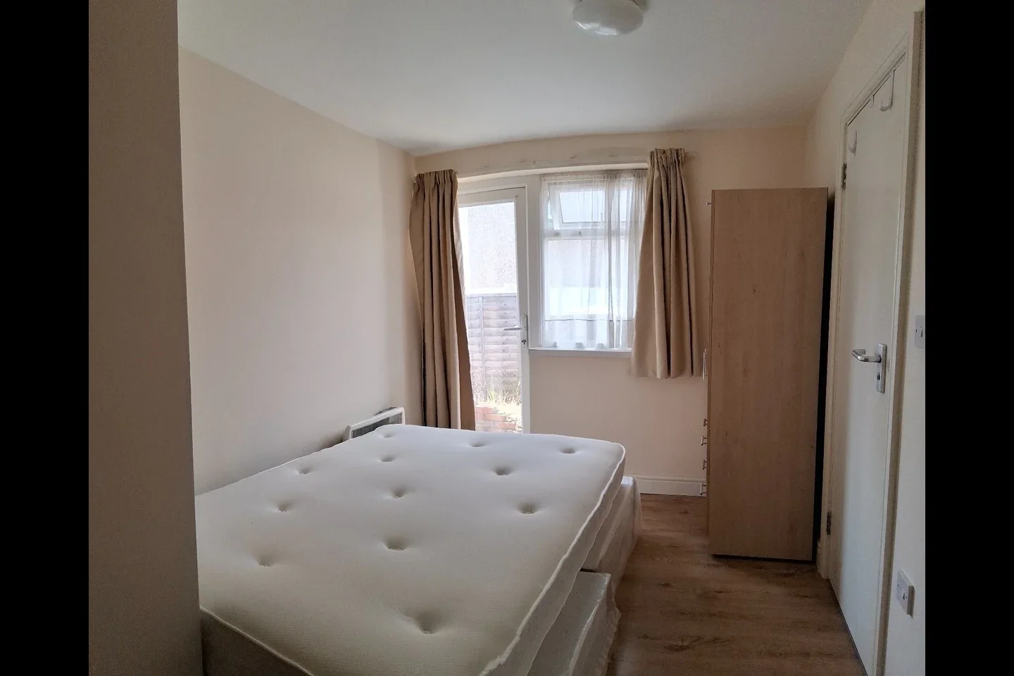 Flat Claybridge Road in Greater London