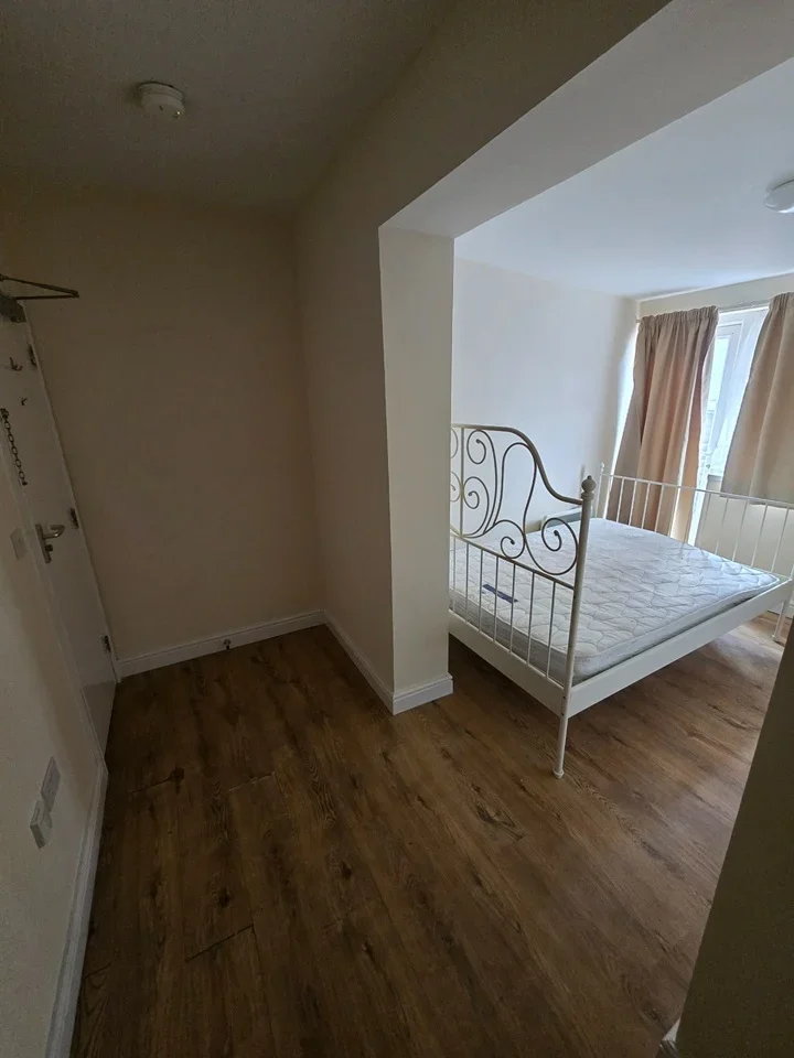 Flat Claybridge Road in Greater London