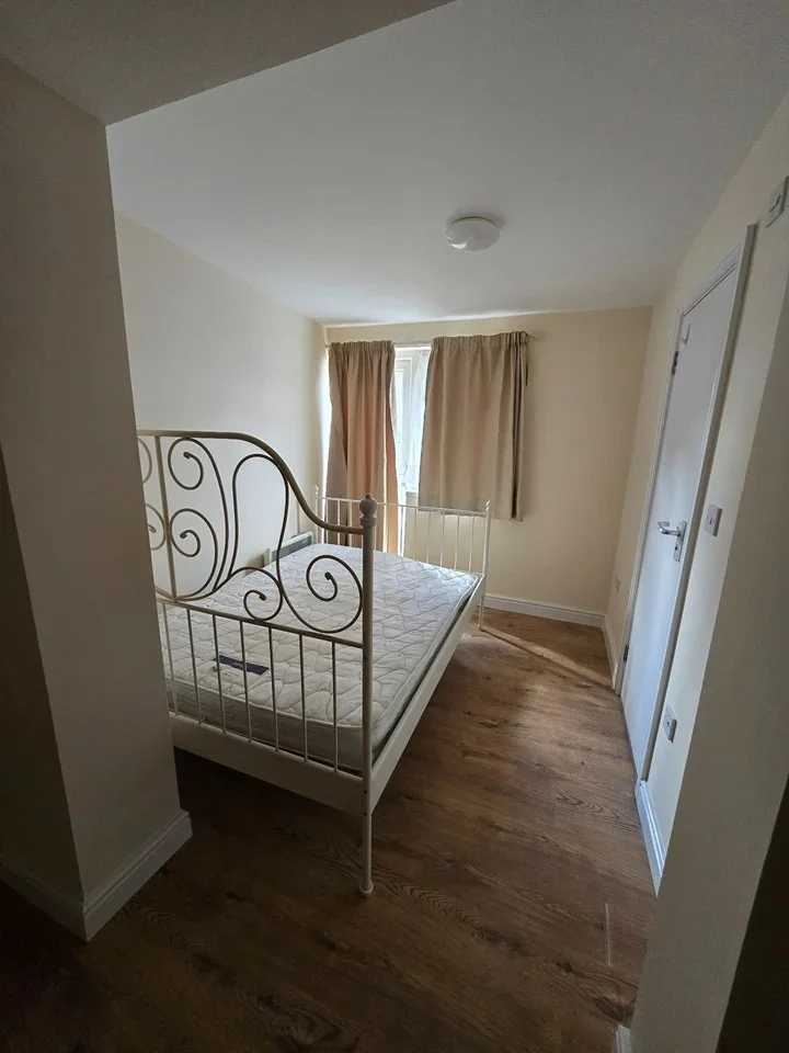 Flat Claybridge Road in Greater London