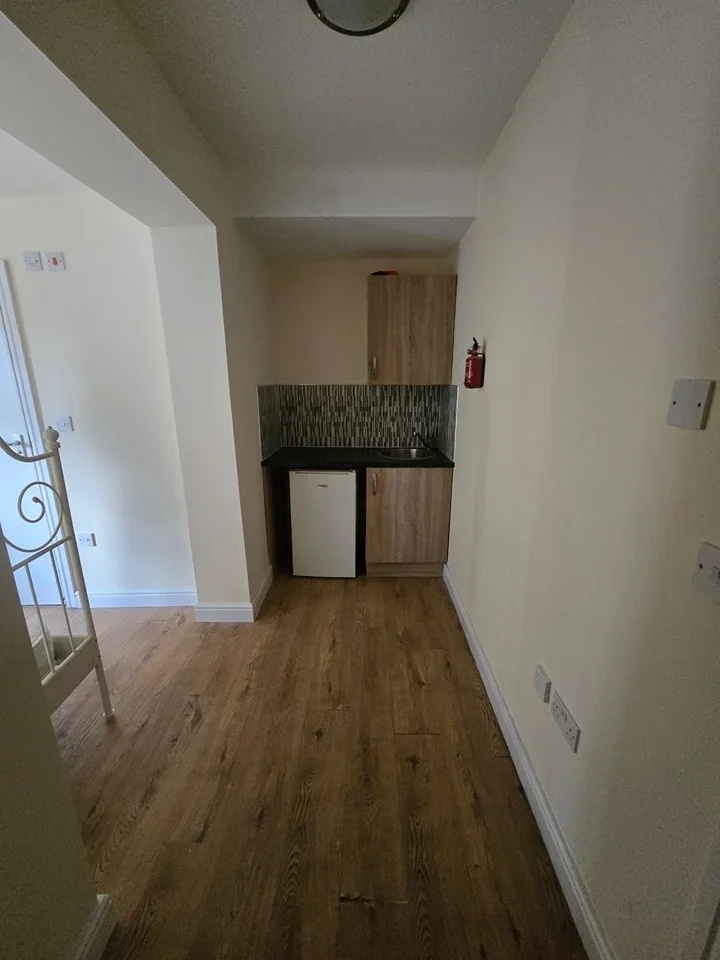 Flat Claybridge Road in Greater London