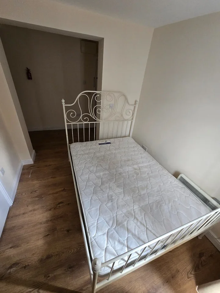 Flat Claybridge Road in Greater London
