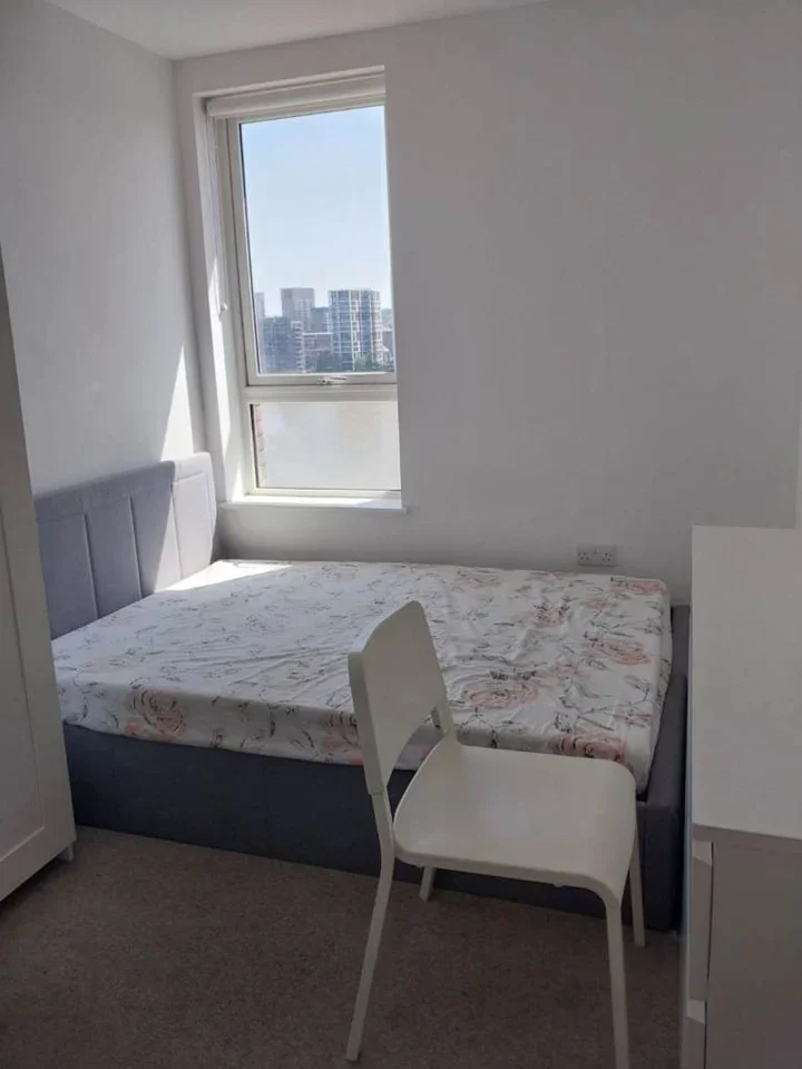 Room Pier Road in Greater London