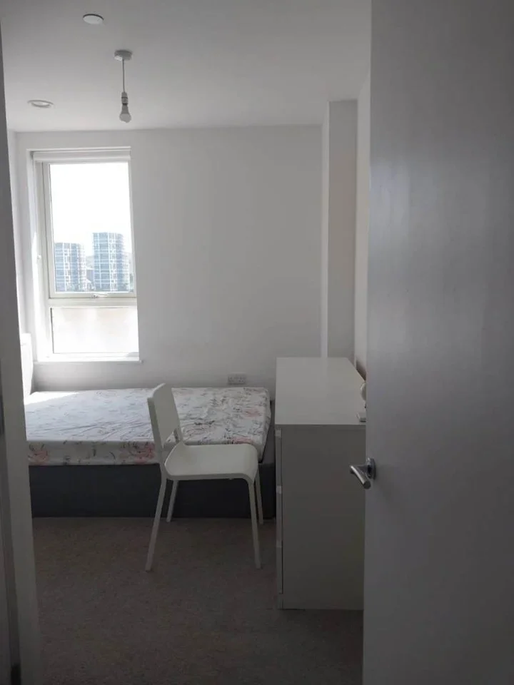 Room Pier Road in Greater London