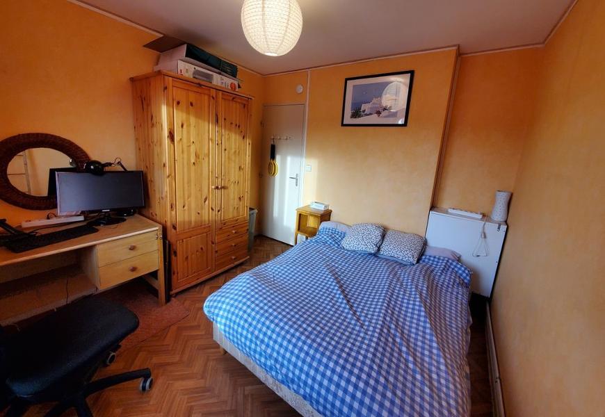 Room Rue des Treilles in Libourne