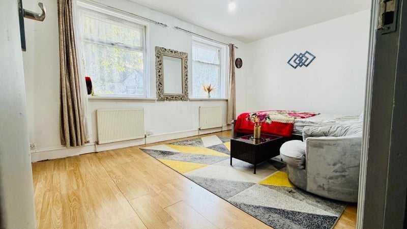 Room Pulleyns Avenue in Greater London