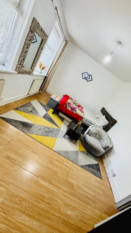 Room Pulleyns Avenue in Greater London